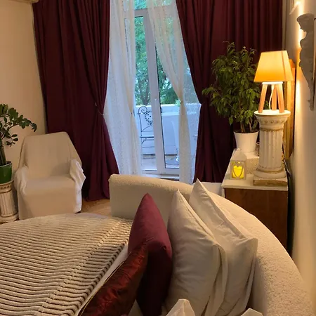 Apartmán з балконом в центрі на утьосова