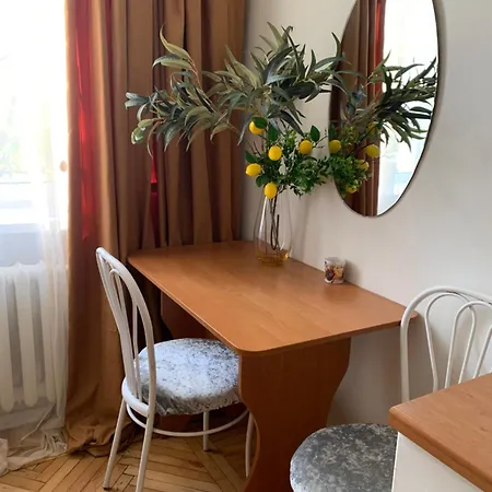 Apartmán з балконом в центрі на утьосова *