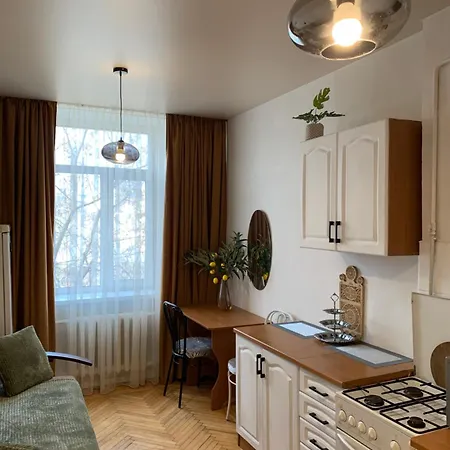 Apartmán з балконом в центрі на утьосова