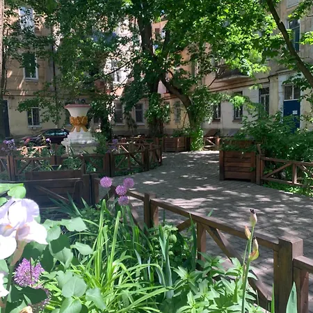 з балконом в центрі на утьосова
