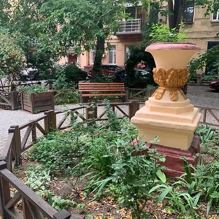 з балконом в центрі на утьосова * Oděsa