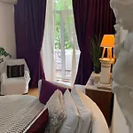 з балконом в центрі на утьосова Apartamento *