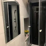 з балконом в центрі на утьосова *