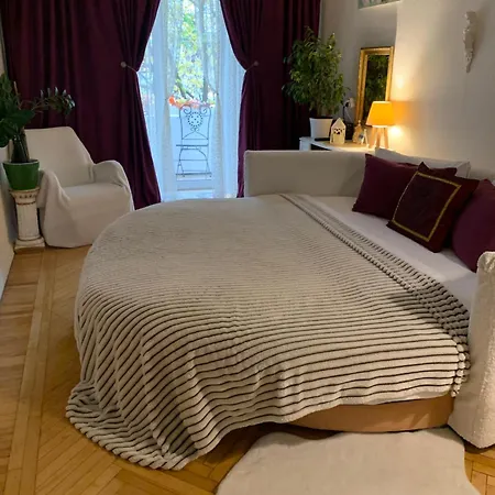 з балконом в центрі на утьосова Odesa