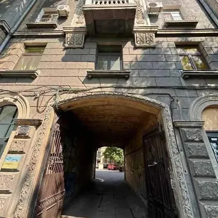 Apartment з балконом в центрі на утьосова *