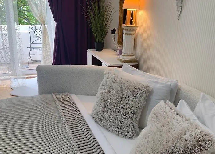 Apartment з балконом в центрі на утьосова Odesa