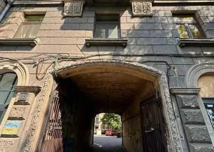 Apartment з балконом в центрі на утьосова *